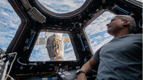 Astronaut Mark Vande Hei blickt aus der Internationalen Raumstation auf die Erde