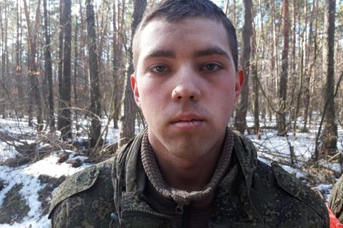 Ukraine: Das ukrainische Militär präsentierte am ersten Tag des Krieges diesen jungen Mann als russischen Gefangenen