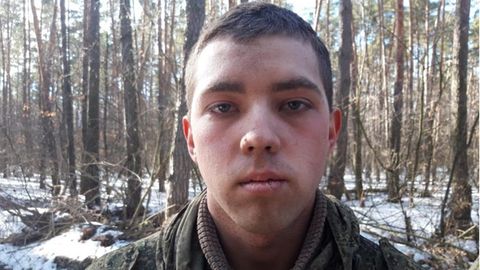 Ukraine: Das ukrainische Militär präsentierte am ersten Tag des Krieges diesen jungen Mann als russischen Gefangenen