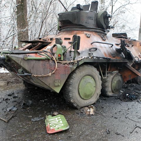 Ein beschädigtes Militärfahrzeug am Stadtrand von Charkiw