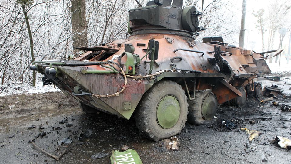 Ein beschädigtes Militärfahrzeug am Stadtrand von Charkiw