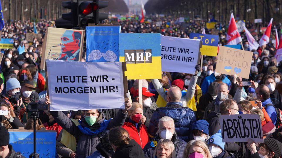 Friedensdemo Berlin Ukraine Menschen halten Schilder, Fahnen und Plakate mit Slogans wie "Heute wir - morgen ihr!" bei einer Demo für die Ukraine hoch