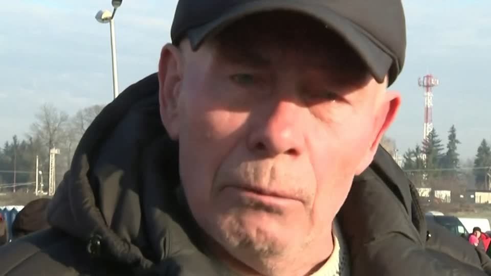 Video: "Ich habe Tag und Nacht gestanden, um über die Grenze zu kommen"