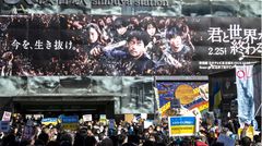 Große Anteilnahme am Schicksal der Ukraine auch in der japanischen Hauptstadt: Zahlreiche Menschen versammelten sich mit Transparenten und Schildern im Geschäftsbezirk Shibuya.
