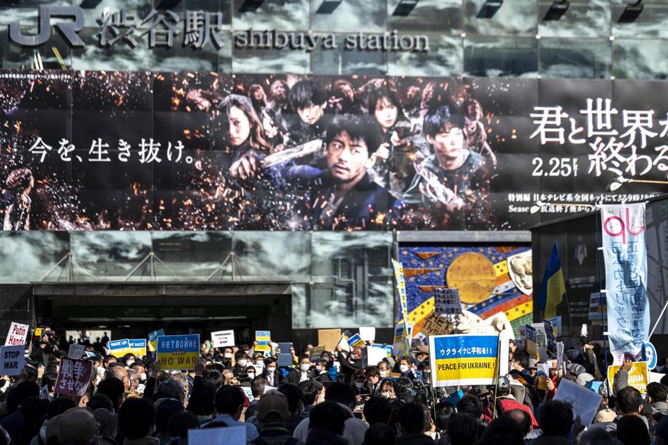 Große Anteilnahme am Schicksal der Ukraine auch in der japanischen Hauptstadt: Zahlreiche Menschen versammelten sich mit Transparenten und Schildern im Geschäftsbezirk Shibuya.