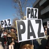 Paz - Frieden. Das ist der dringlichste Wunsch der Menschen, die sich in der spanischen Hauptstadt Madrid versammelt haben. Auch sie wünschen sich ein schnelles Ende der Kampfhandlungen.