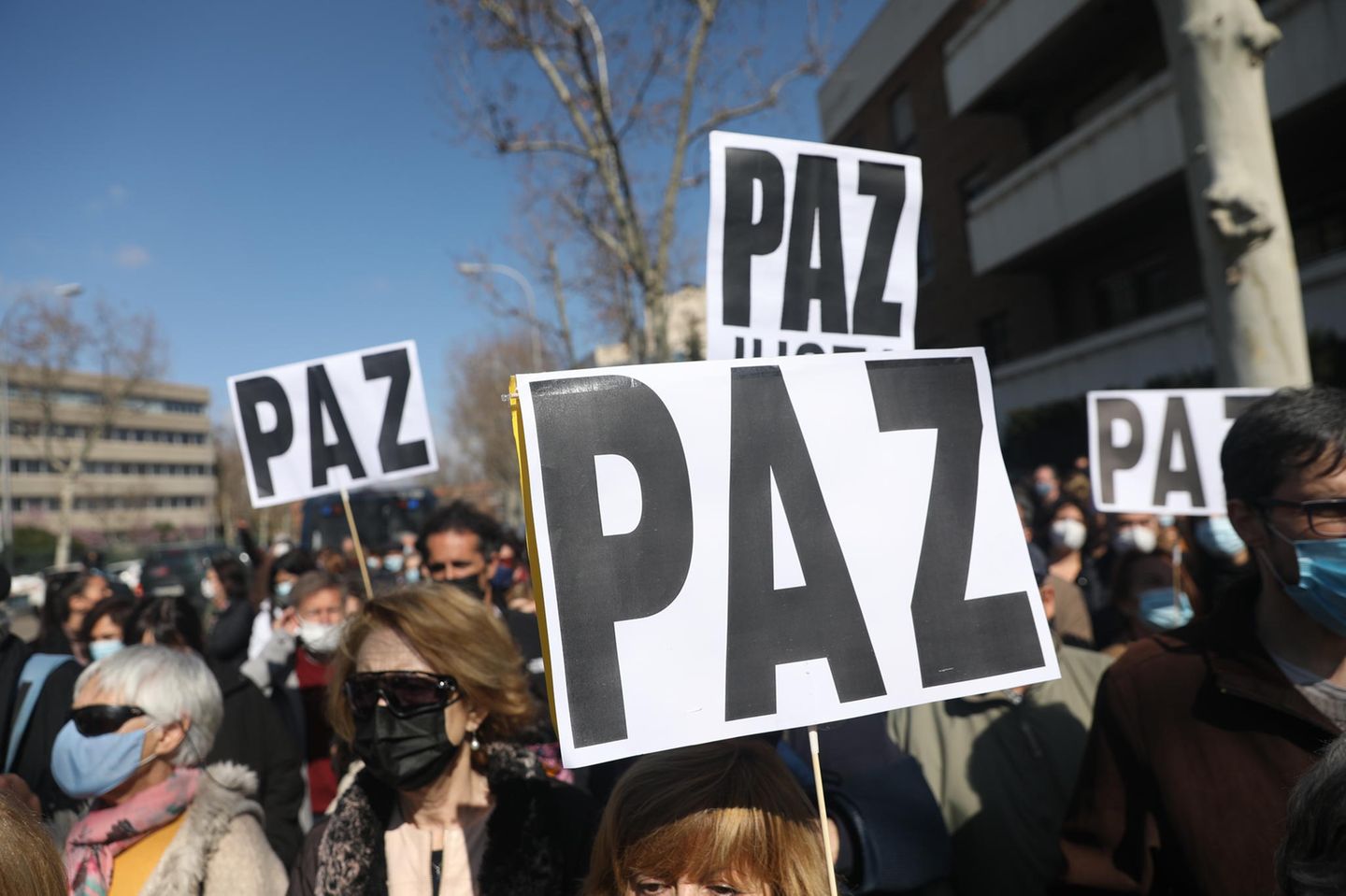 Paz - Frieden. Das ist der dringlichste Wunsch der Menschen, die sich in der spanischen Hauptstadt Madrid versammelt haben. Auch sie wünschen sich ein schnelles Ende der Kampfhandlungen.