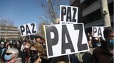 Paz - Frieden. Das ist der dringlichste Wunsch der Menschen, die sich in der spanischen Hauptstadt Madrid versammelt haben. Auch sie wünschen sich ein schnelles Ende der Kampfhandlungen.