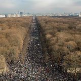 Beobachter sprechen von einer der größten Demonstrationen der jüngeren deutschen Geschichte: Mehr als Hunderttausend Menschen haben am Sonntag in Berlin gegen den Krieg in der Ukraine protestiert. Die Veranstalter sprachen von einer halben Million Teilnehmern, die sich vor dem Brandenburger Tor und um die Siegessäule versammelt hatten.