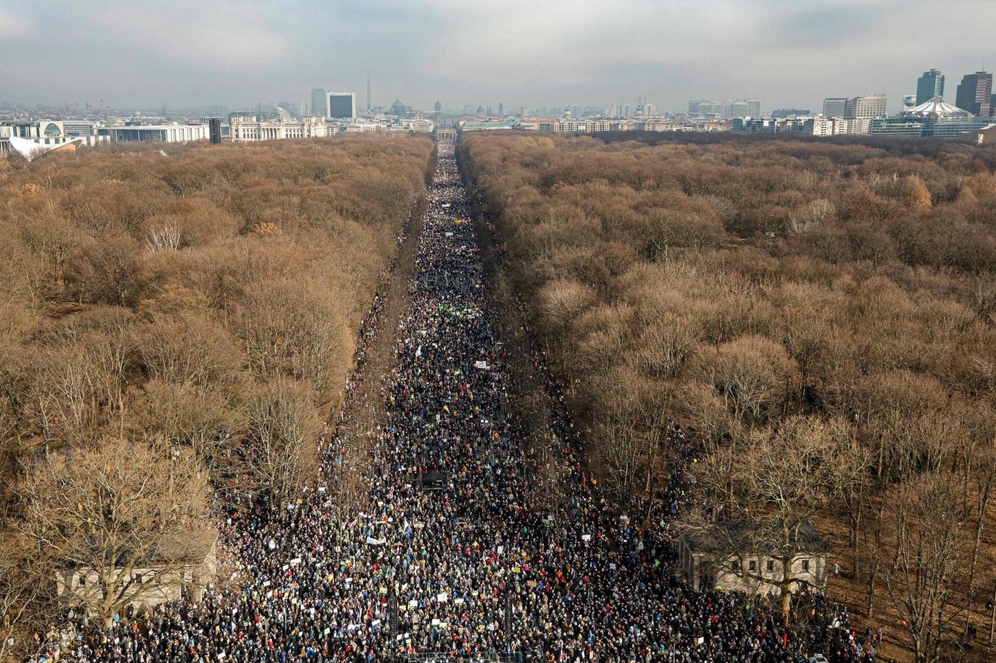 Berlin Beobachter sprechen von einer der größten Demonstrationen der jüngeren deutschen Geschichte: Mehr als Hunderttausend Menschen haben am Sonntag in Berlin gegen den Krieg in der Ukraine protestiert. Die Veranstalter sprachen von einer halben Million Teilnehmern, die sich vor dem Brandenburger Tor und um die Siegessäule versammelt hatten.