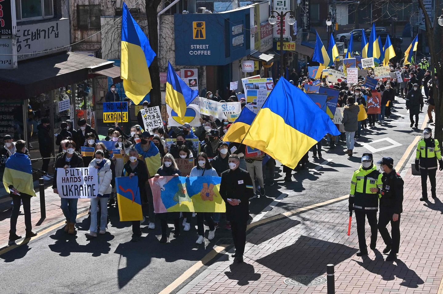 Auch in der südkoreanischen Hauptstadt Seoul gab es einen Protestzug: In dem asiatischen Land lebende Ukrainer versammelten sich vor der russischen Botschaft und forderten ein Ende des Krieges.