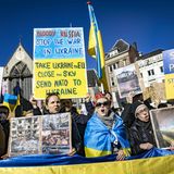 Auf dem zentral gelegenen Dam haben sich unzählige Niederländer versammelt, um ein Ende der russischen Invasion in der Ukraine zu fordern. Auf Transparenten forderten manche auch die Aufnahme der Ukraine in die EU.