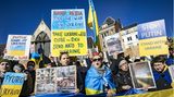 Auf dem zentral gelegenen Dam haben sich unzählige Niederländer versammelt, um ein Ende der russischen Invasion in der Ukraine zu fordern. Auf Transparenten forderten manche auch die Aufnahme der Ukraine in die EU.