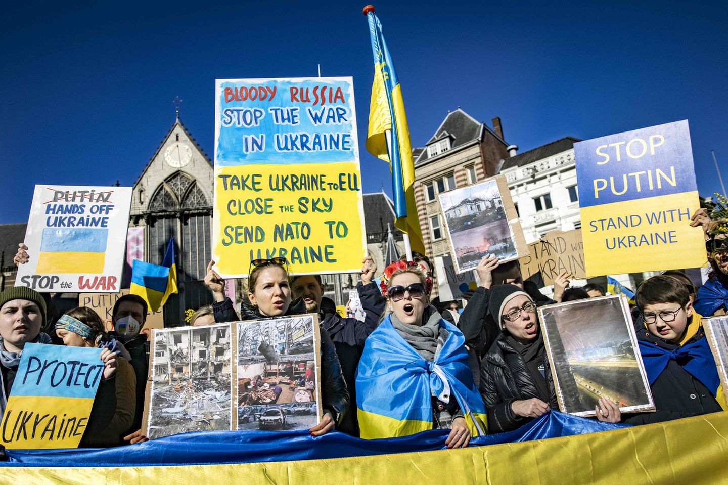 Auf dem zentral gelegenen Dam haben sich unzählige Niederländer versammelt, um ein Ende der russischen Invasion in der Ukraine zu fordern. Auf Transparenten forderten manche auch die Aufnahme der Ukraine in die EU.