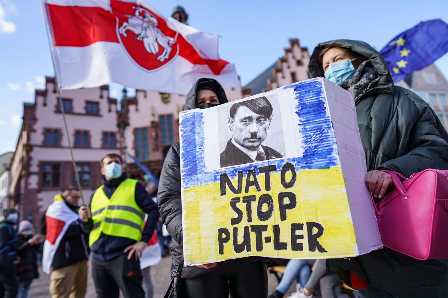 Frankfurt / Main Auch in der hessischen Bankenstadt brachten die Menschen ihre Meinung über die russische Aggression zum Ausdruck. Ein Demonstrant auf dem Römer versuchte es mit einer gewagten historischen Analogie: "Nato stop Put-ler" stand auf einem Schild geschrieben, eine Mischung aus Putin und Hitler. Darauf war ein Gesicht gemalt, das eine Mischung der beiden Diktatoren darstellt.