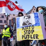 Auch in der hessischen Bankenstadt brachten die Menschen ihre Meinung über die russische Aggression zum Ausdruck. Ein Demonstrant auf dem Römer versuchte es mit einer gewagten historischen Analogie: "Nato stop Put-ler" stand auf einem Schild geschrieben, eine Mischung aus Putin und Hitler. Darauf war ein Gesicht gemalt, das eine Mischung der beiden Diktatoren darstellt.