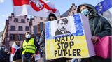 Auch in der hessischen Bankenstadt brachten die Menschen ihre Meinung über die russische Aggression zum Ausdruck. Ein Demonstrant auf dem Römer versuchte es mit einer gewagten historischen Analogie: "Nato stop Put-ler" stand auf einem Schild geschrieben, eine Mischung aus Putin und Hitler. Darauf war ein Gesicht gemalt, das eine Mischung der beiden Diktatoren darstellt.