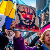 In der US-Metropole New York gingen Menschen auf die Straße, um gegen die Invasion in der Ukraine zu protestieren. Die Wut vieler Demonstranten richtete sich vor allem gegen den russischen Präsidenten Wladimir Putin, der hier auf einem Schild als "Killer" bezeichnet und mit einer blutigen Hand auf seinem Gesicht abgebildet wird.