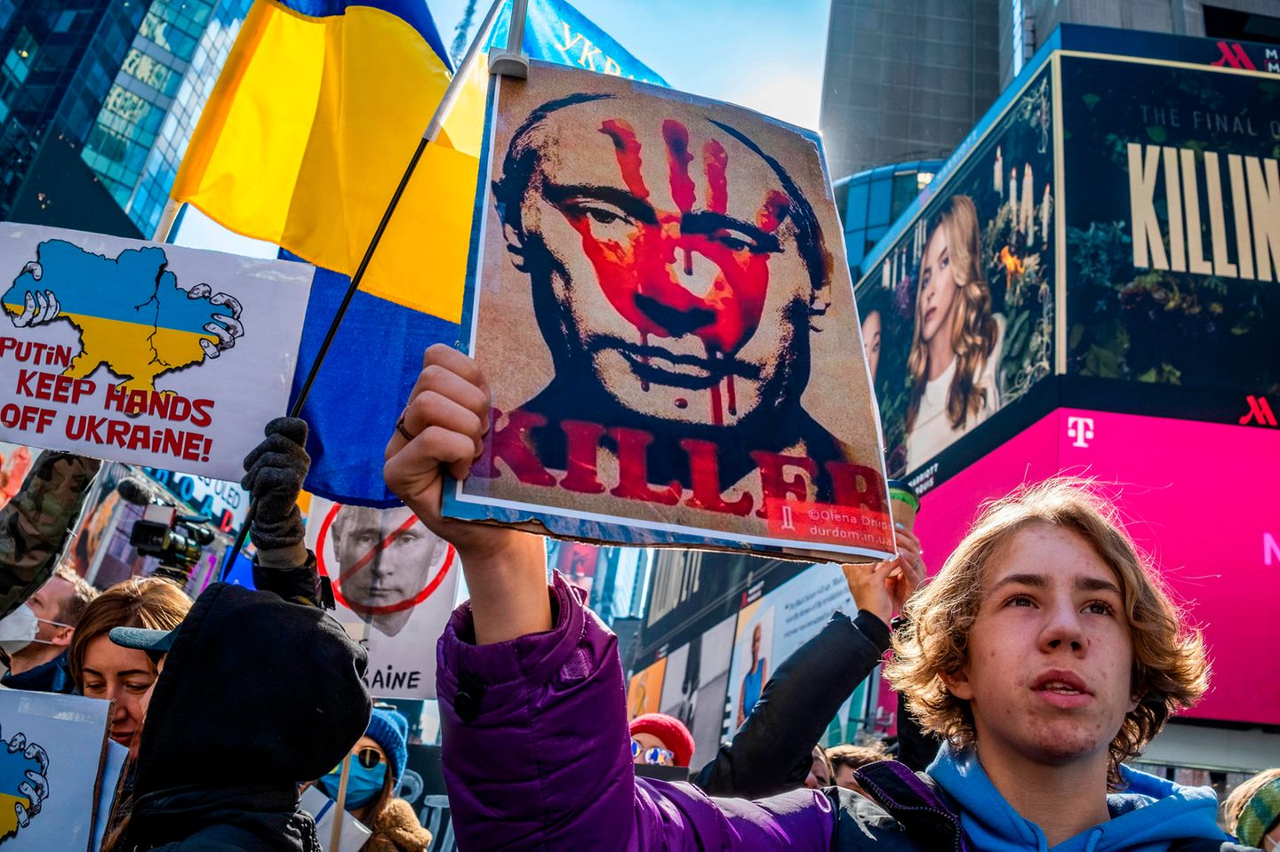 New York In der US-Metropole New York gingen Menschen auf die Straße, um gegen die Invasion in der Ukraine zu protestieren. Die Wut vieler Demonstranten richtete sich vor allem gegen den russischen Präsidenten Wladimir Putin, der hier auf einem Schild als "Killer" bezeichnet und mit einer blutigen Hand auf seinem Gesicht abgebildet wird.