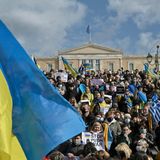Auch im Mutterland der Demokratie versammelten sich Bürger, um vor dem griechischen Parlament in Athen ihre Solidarität mit der Ukraine zum Ausdruck zu bringen.