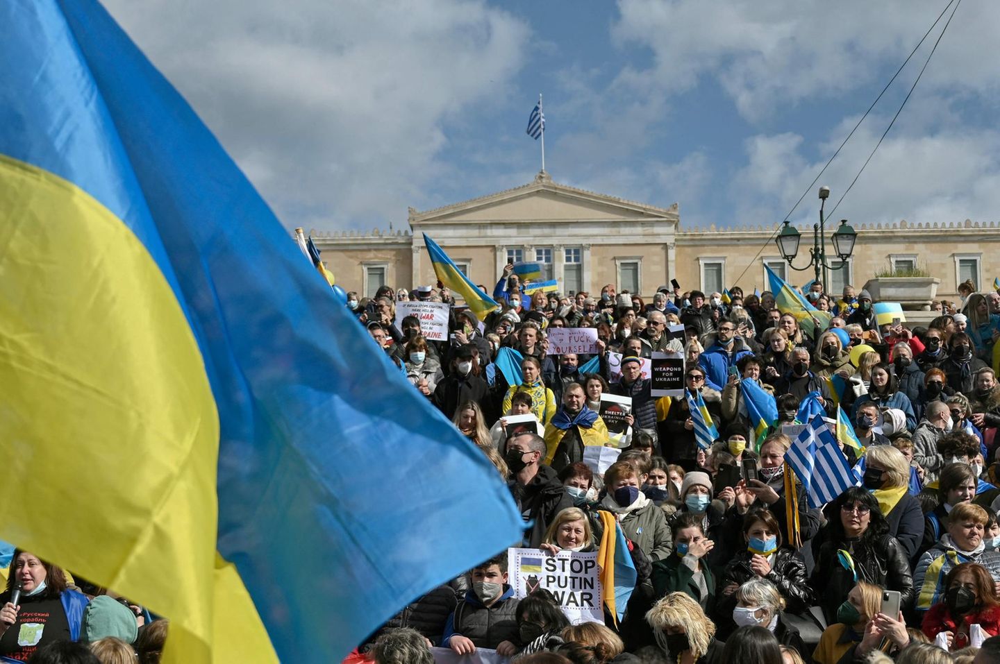 Auch im Mutterland der Demokratie versammelten sich Bürger, um vor dem griechischen Parlament in Athen ihre Solidarität mit der Ukraine zum Ausdruck zu bringen.