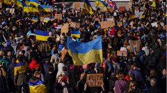 Auf dem Trafalgar Square in London halten Menschen ukrainische Flaggen hoch, und demonstrieren damit gegen den russischen Überfall.