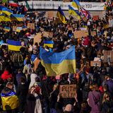 Auf dem Trafalgar Square in London halten Menschen ukrainische Flaggen hoch, und demonstrieren damit gegen den russischen Überfall.