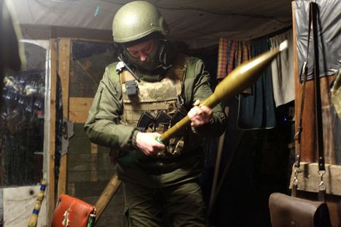 Ein ukrainischer Soldat in der Region Donzek