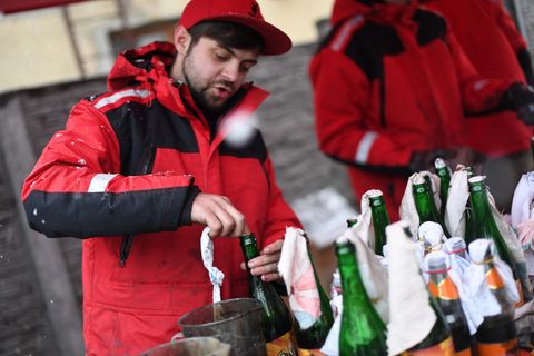 Ein Freiwilliger demonstriert die Zubereitung von Molotow-Cocktails in der Brauerei Pravda (Wahrheit) in Lviv