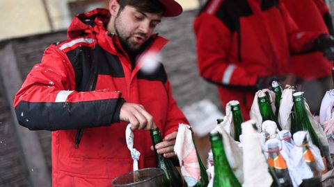 Ein Freiwilliger demonstriert die Zubereitung von Molotow-Cocktails in der Brauerei Pravda (Wahrheit) in Lviv