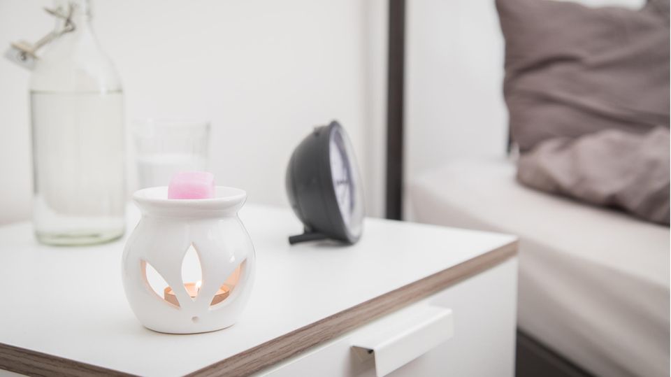 Riechen Albträume Duftlampe auf einem Nachttisch