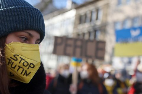 Protest gegen den Ukraine-Krieg mit Corona-Maske: Friedensdemo am Rosenmontag in der Kölner Innenstadt