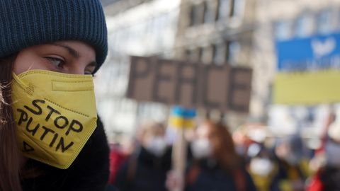 Protest gegen den Ukraine-Krieg mit Corona-Maske: Friedensdemo am Rosenmontag in der Kölner Innenstadt