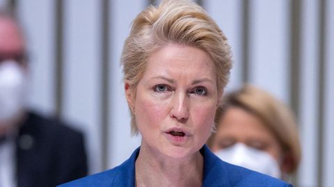 Manuela Schwesig spricht im Landtag von Mecklenburg-Vorpommern in zwei Mikrofone