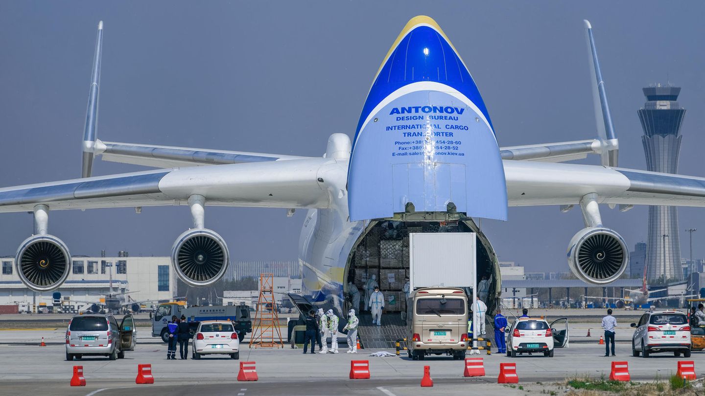 Klappe auf in Warschau: Hier hatte der Frachtflieger sieben Millionen Masken, mehrere hunderttausend Overalls und mehrere hunderttausend Helme für den Transport nach Polen geladen.