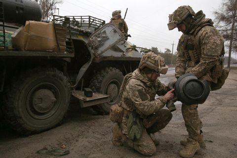 Ukrainische Soldaten bereiten eine Anti-Panzer-Rakete vor.