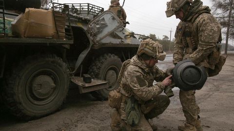 Ukrainische Soldaten bereiten eine Anti-Panzer-Rakete vor.