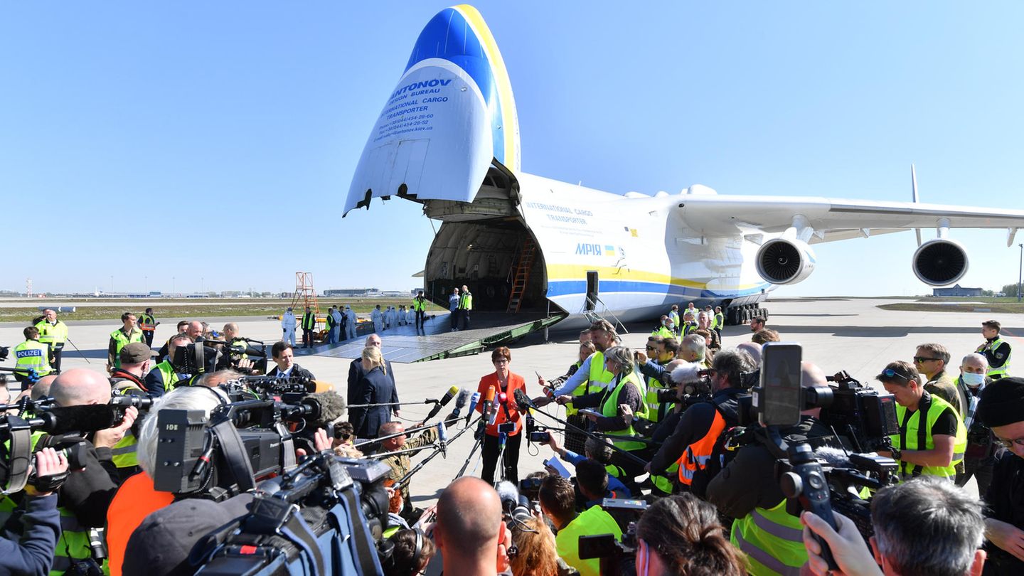 Im April 2018 in Leipzig: Die damalige Bundesverteidigungsministerin Annegret Kramp-Karrenbauer begrüßte das weltgrößte Frachtflugzeug und wurde von der Presse umringt.