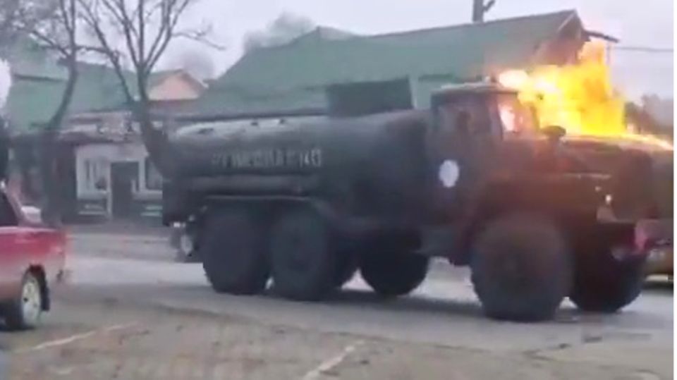Krieg in der Ukraine: Angriff auf Militärfahrzeug Russlands mit Molotow-Cocktail Krieg in der Ukraine: Angriff auf Militärfahrzeug Russlands mit Molotow-Cocktail