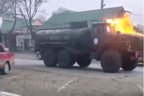 Krieg in der Ukraine: Angriff auf Militärfahrzeug Russlands mit Molotow-Cocktail