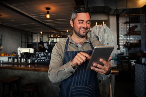 Ein Kellner hält ein 8-Zoll-Tablet in der Hand.