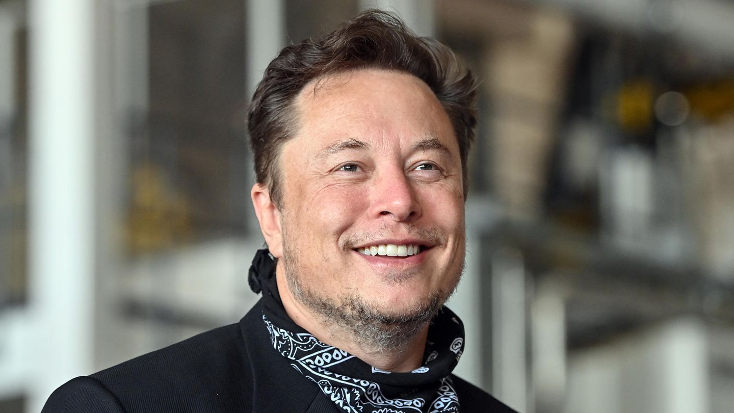 Tesla-Chef Elon Musk steht bei einem Pressetermin in der Gießerei der Tesla Gigafactory