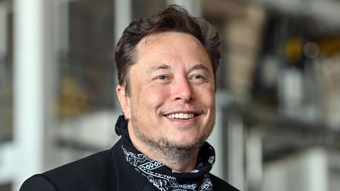Tesla-Chef Elon Musk steht bei einem Pressetermin in der Gießerei der Tesla Gigafactory