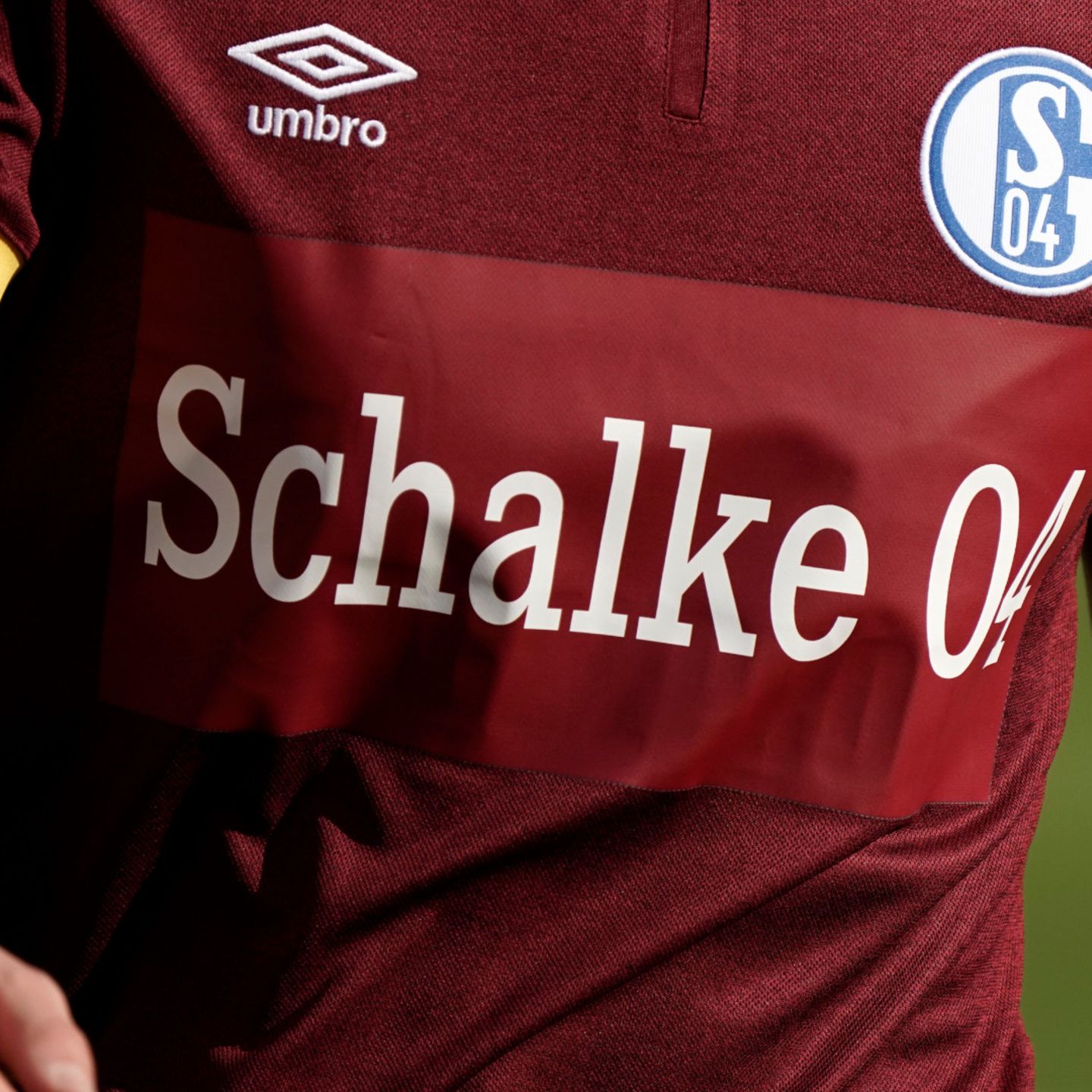 FC Schalke Run auf S04-Trikot ohne Gazprom-Schriftzug