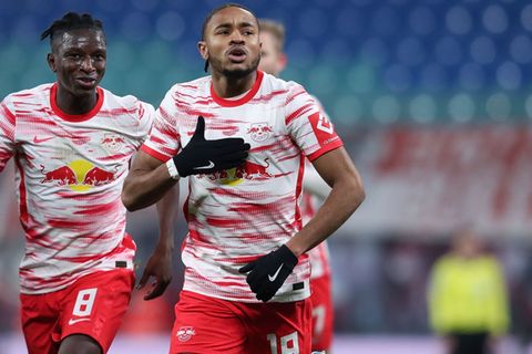 Leipzig's French midfielder Christopher Nkunku (R) celebrates scoring the opening goal with Leipzig's Malian midfielder Amadou
