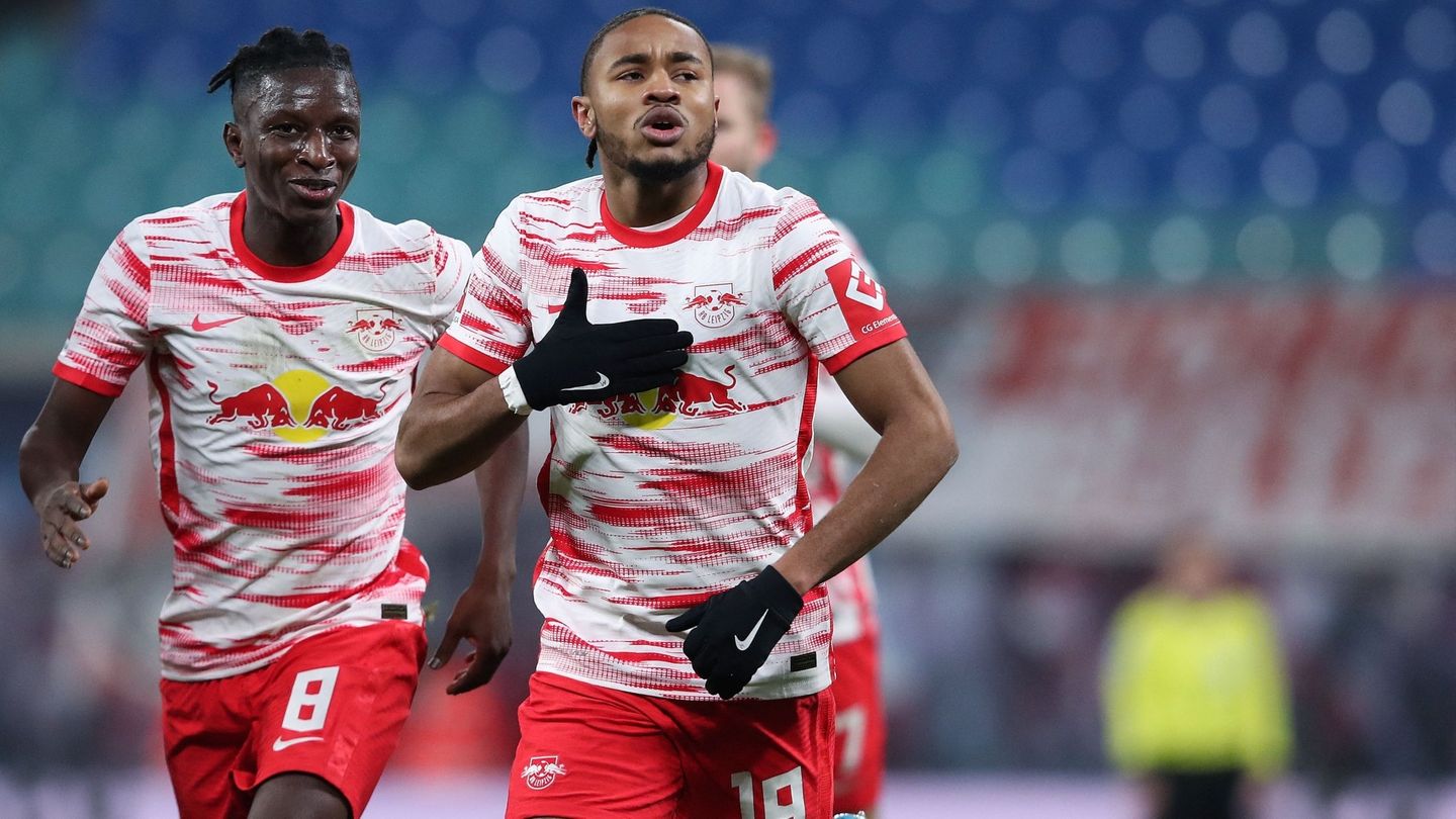 Leipzig's French midfielder Christopher Nkunku (R) celebrates scoring the opening goal with Leipzig's Malian midfielder Amadou