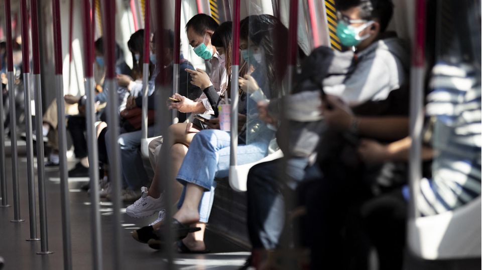 Hongkong Coronavirus Passagiere in einer U-Bahn in Hongkong