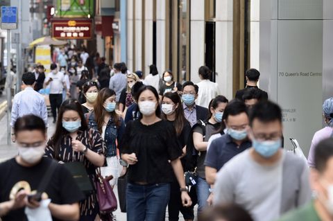 Passanten mit Maske in Hongkong