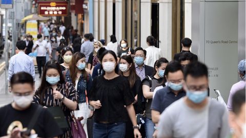 Passanten mit Maske in Hongkong
