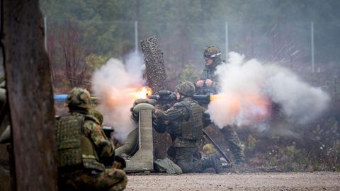 Bundeswehrsoldaten auf einer Übung in Norwegen. Blitz und Rauch sind gut zu erkennen.